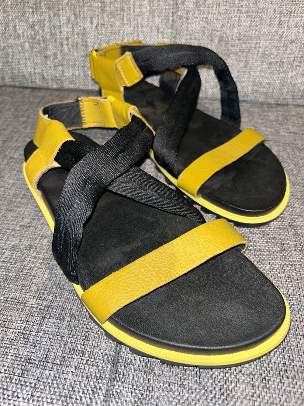 Sorel ROAMING DECON - Women's Black and Yellow Strappy Sandals